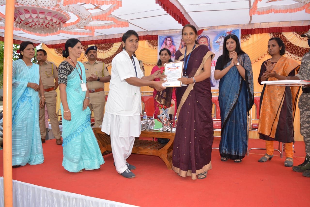महिला दिनानिमित्त नंदुरबार जिल्हा पोलीस दलातील व आरोग्य विभागातील महिला कोरोना योद्यांचा सत्कार