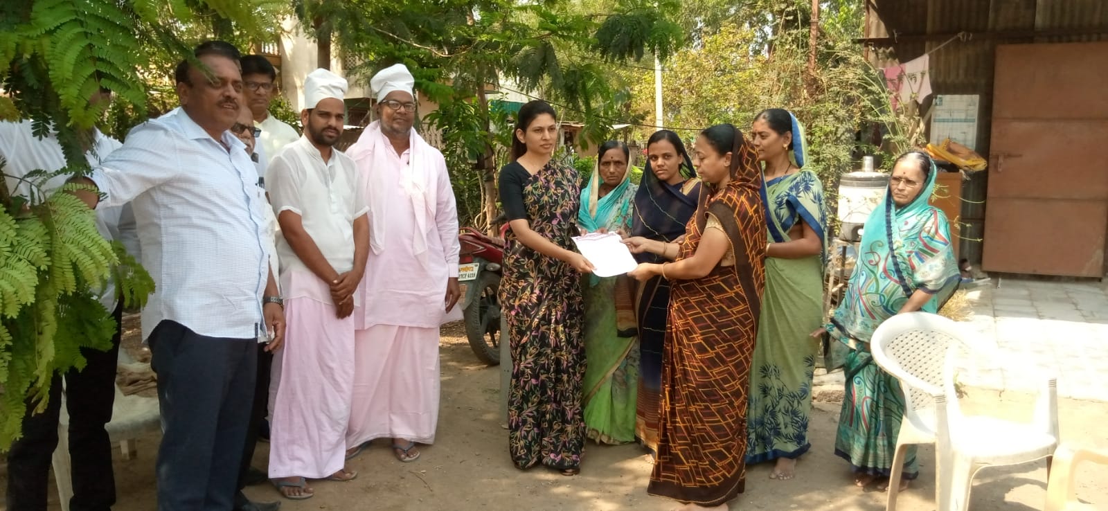 खासदार रक्षाताई खडसे यांनी दिली खिर्डीतील श्रीकृष्ण मंदिर संस्थानाला भेट