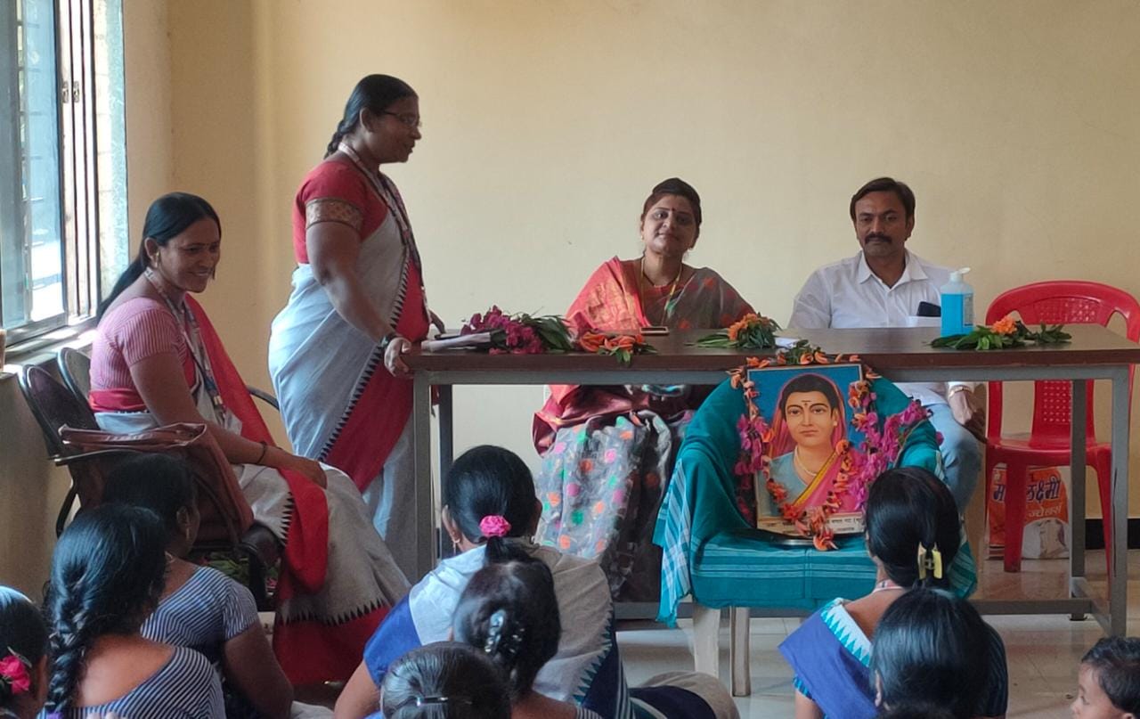 पाडळसे प्रा.आ.केंद्रात महिला दिनानिमित्त नारीशक्ती च्या दिपाली चौधरी व स्त्रीरोगतज्ज्ञ डॉ.कुंदन फेगडे यांचे मार्गदर्शन