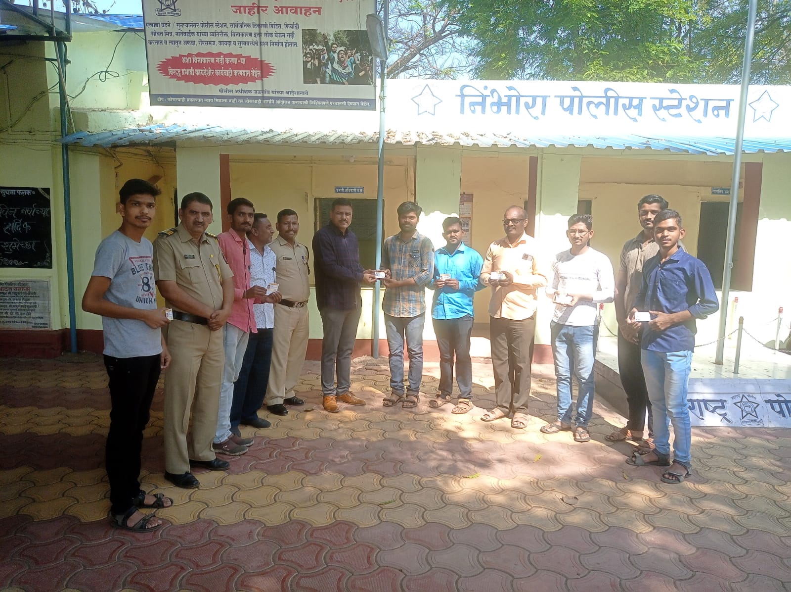 निंभोरा पोलीस स्टेशन मध्ये ग्रामसुरक्षा पथकांच्या कार्डाचे वितरण