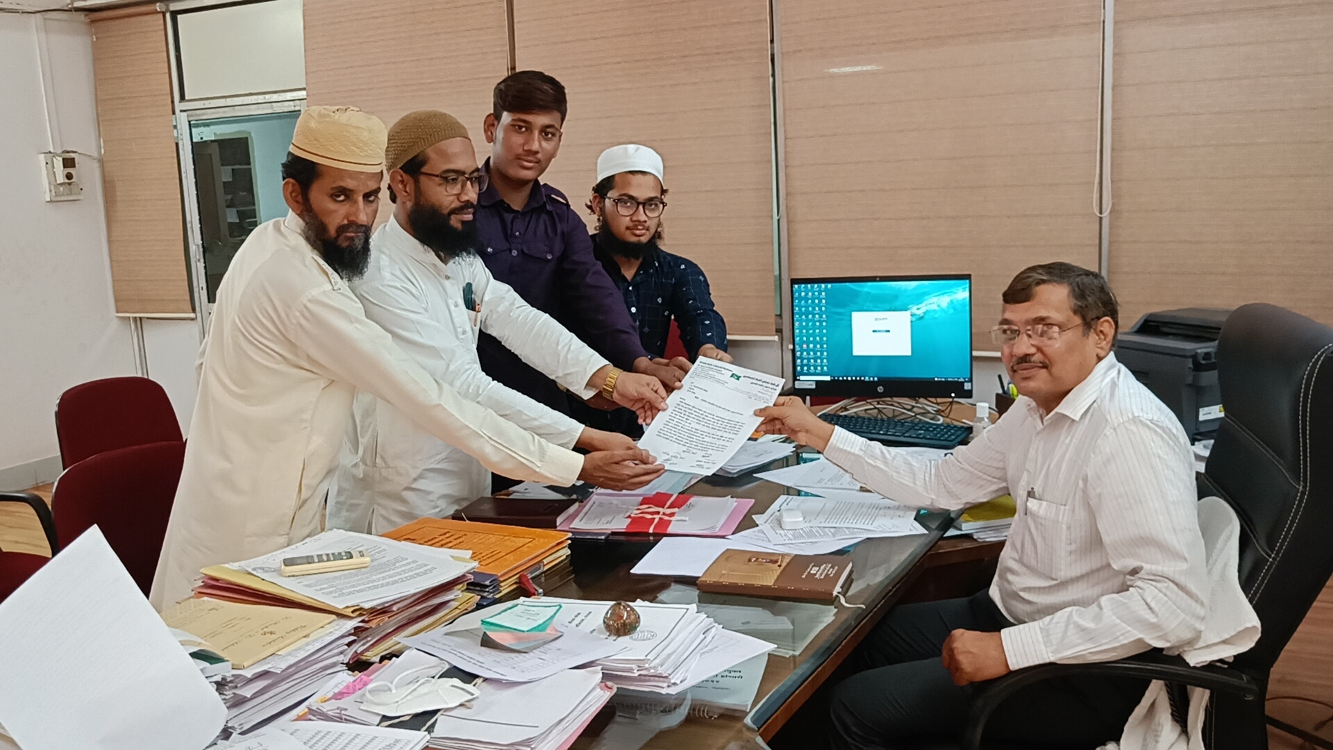 अघोषित लोडशेडिंग बंद होणे कामी जिल्हाधिकाऱ्यांना एम आई एम चे निवेदन.