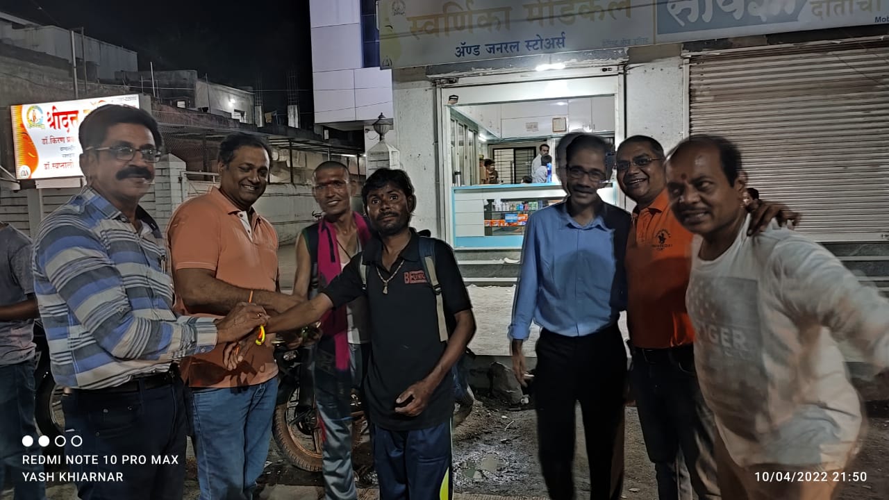 Amalner: रोटरी क्लब व बालाजी ग्रुप अमलनेर यांच्या संयुक्त रित्या सप्तशृंगी देवीला पायी जाणाऱ्यांच्या हाताला रेडीयम बॅड वाटप...