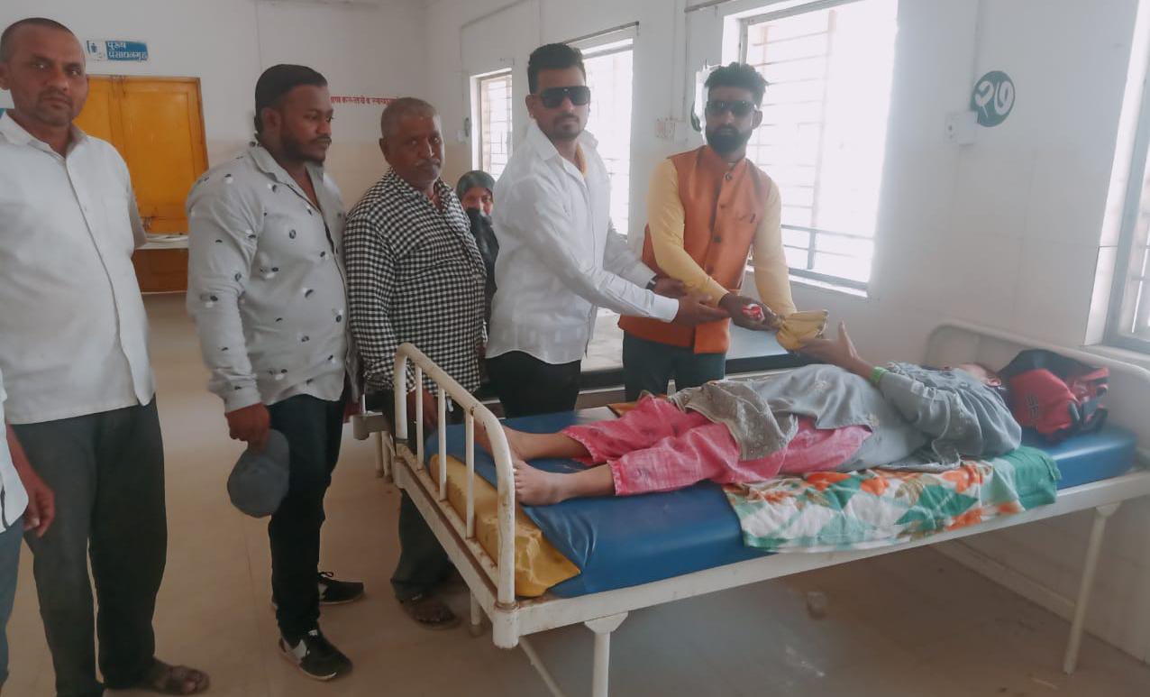 Amalner: डॉ बाबासाहेब आंबेडकर यांच्या जयंतीनिमित्त मनसे तर्फे ग्रामीण रुग्णालयात फळ वाटप...