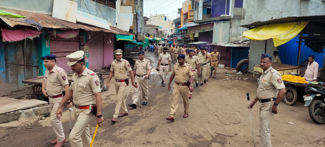 अक्कलकुव्यातील घटनेच्या धर्तीवर नंदुरबार जिल्हा पोलीस दलाचे अक्कलकुवा शहरात सशस्त्र पथसंचलन