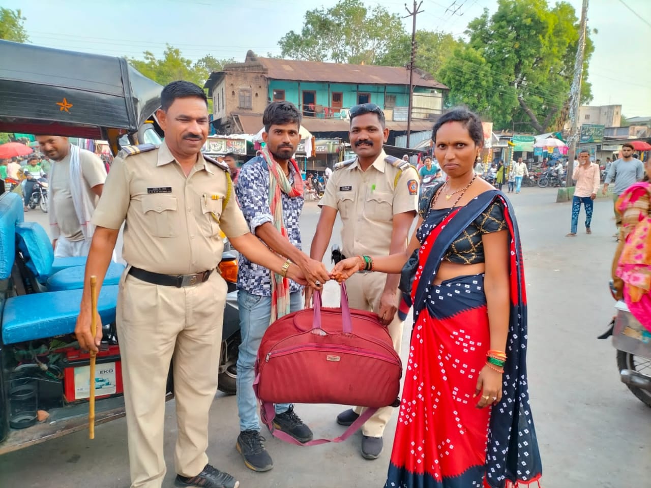 भुसावळ ते फैजपुर रिक्षाचालकाचा प्रमाणिकपणा महिलेची विसरलेली ब्याग केली परत