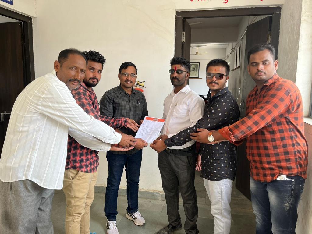 Amalner: अमळनेर मनसे तर्फे  शहरातील रखडलेल्या भुयारी गटारांचे काम पूर्णे करून पादचारी रहदारी रस्ते पूर्ण करण्या बाबत  मुख्याधिकारी यांना निवेदन 