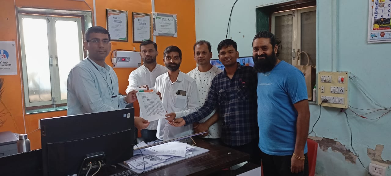 चांदवडला वरचे गावातील गटारी दुरुस्ती व औषध फवारणी बाबत निवेदन,नवीन मुख्याधिकारी यांचेकडून नागरिकांना कामाच्या अपेक्षा