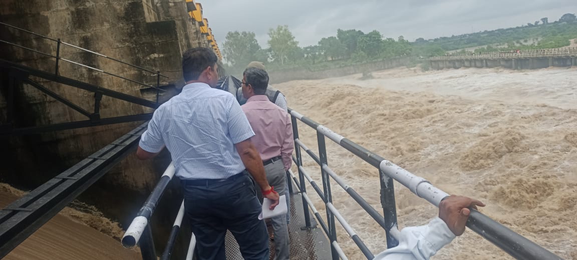नाशिकचे जिल्हाधिकारी श्री गंगाधरण साहेब यांची दिंडोरी तालुक्यात पालखेड धरण परिसरात भेट