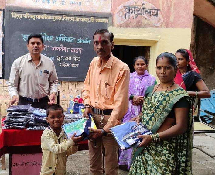 लोक वर्गणीतून फुलले विद्यार्थ्यांचे चेहरे