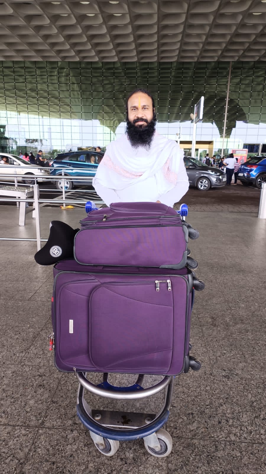 धार्मिक कार्यक्रमांसाठी महामंडलेश्वर श्री जनार्दन हरि जी महाराज अमेरिका येथे रवाना (प्रस्थान)