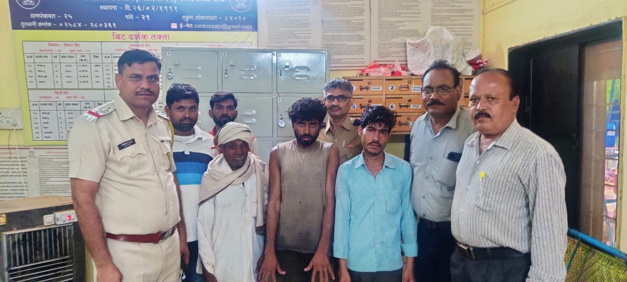 सिंगत फाट्यावर आढळलेल्या वेडसर इसमाला निंभोरा पोलिसांनी दिले त्याच्या कुटुंबाच्या ताब्यात.