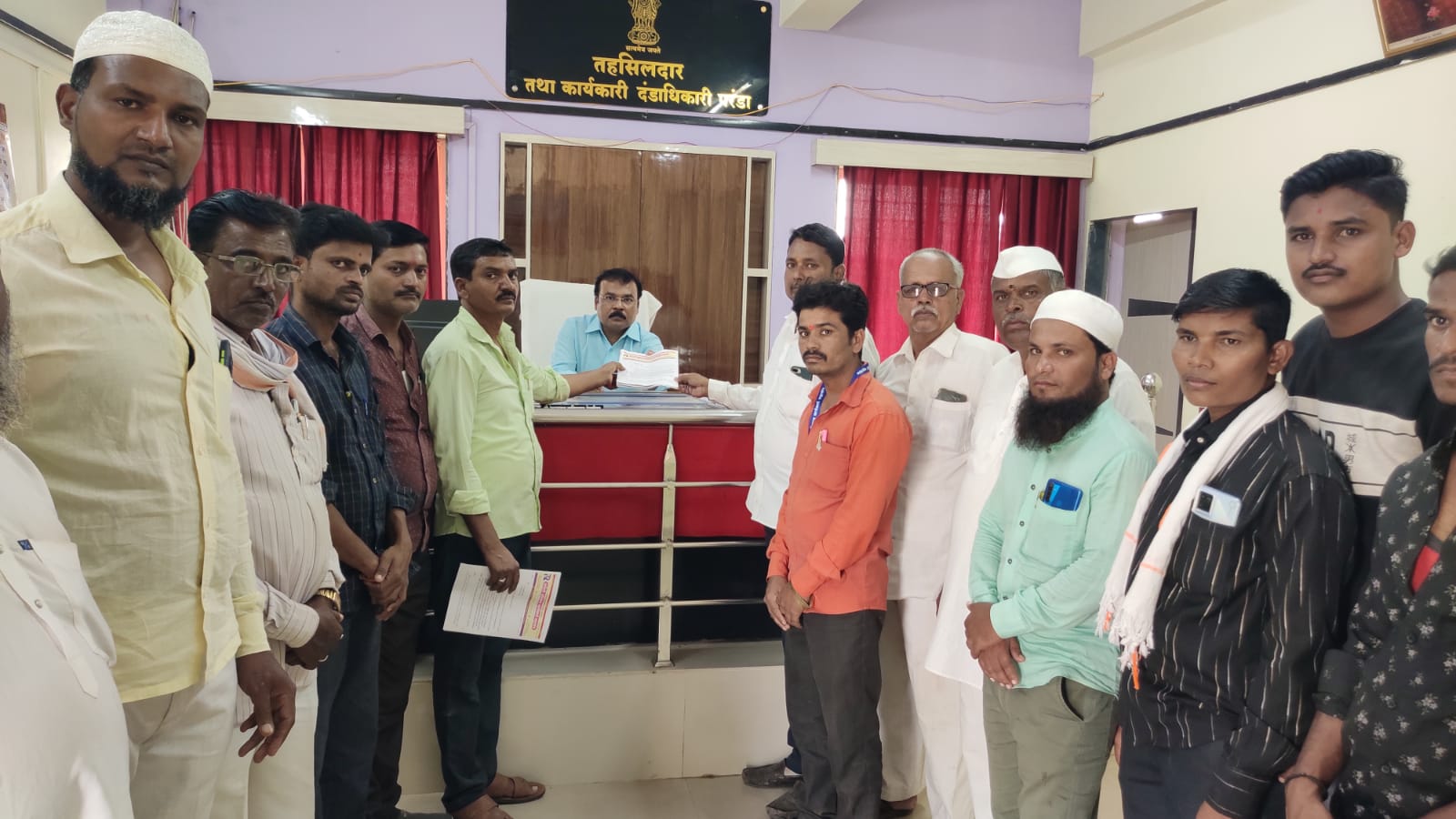 कुळाच्या नोंदी कमी केल्याप्रकरणी तत्कालीन तहसीलदार हेळकर यांची महसुल अधिकाऱ्याकडुन पाठराखण !