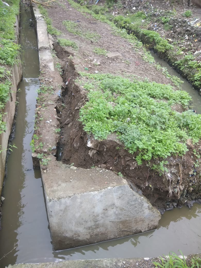 खेदजनक :- सावदा न.पा.बांधकाम विभागाचे बोलके जाहीर प्रदर्शन : बघा कसा वाहून जात आहे गटारीच्या पाण्यात सरकारी पैसा!