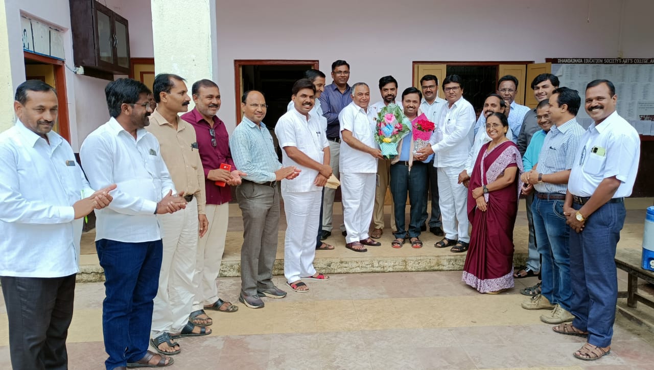 Amalner:धनदाई महाविद्यालयातील इंग्रजी विभाग प्रमुख प्रा लिलाधर पाटील यांना पीएचडी पदवी प्रदान.....