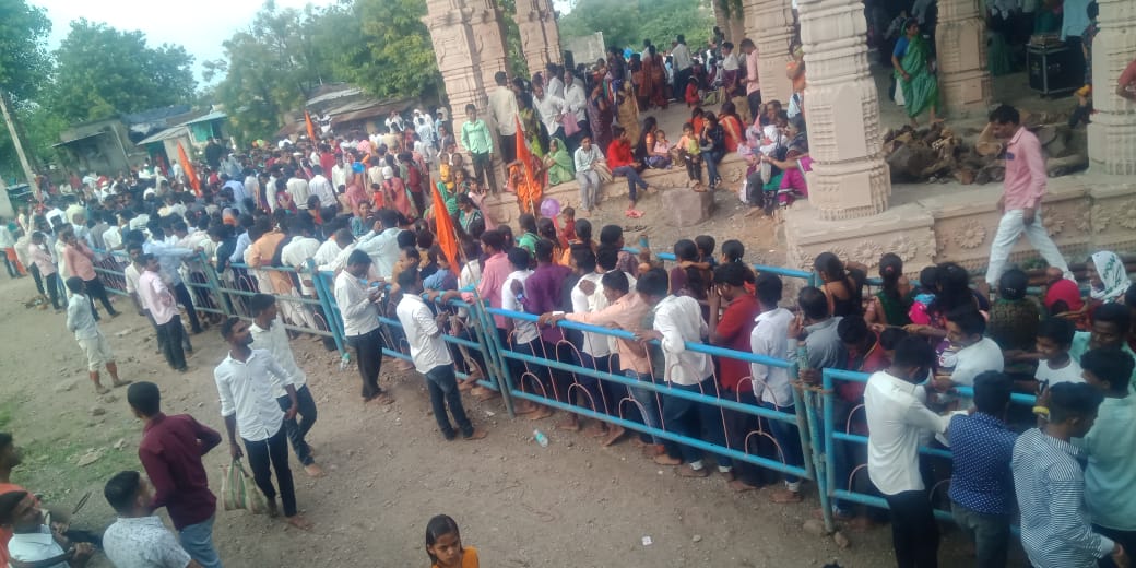 रखरखत्या लालबुंद विस्तवावर चालत जाण्याची ३६८ वी "रहाडयात्रा"हनुमान टाकळी येथे संपन्न