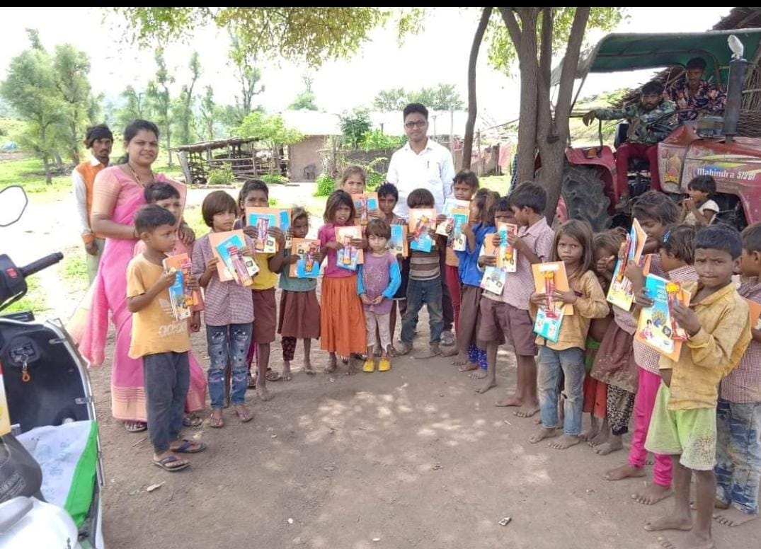 सातपुड्यातील आदिवासी मुलांना शैक्षणिक साहित्य वाटप करुन वाढदिवस साजरा