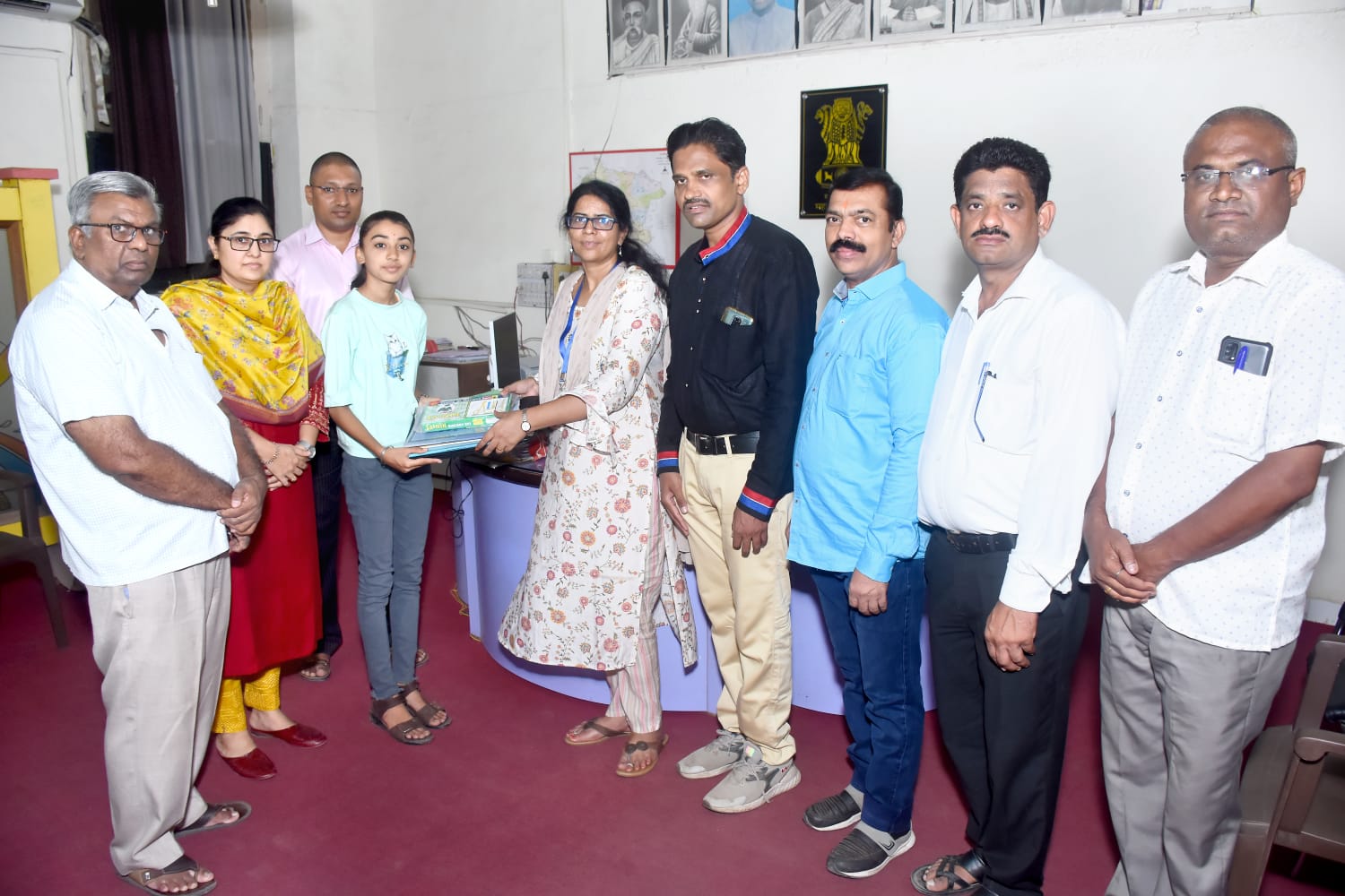 Amalner: बस दुर्घटनेत पितृ छत्र हरपलेल्या-कु.कोमल चौधरीची अमळनेर क्लासेस संघटनेने(PTA) उचलली शैक्षणिक जबाबदारी.