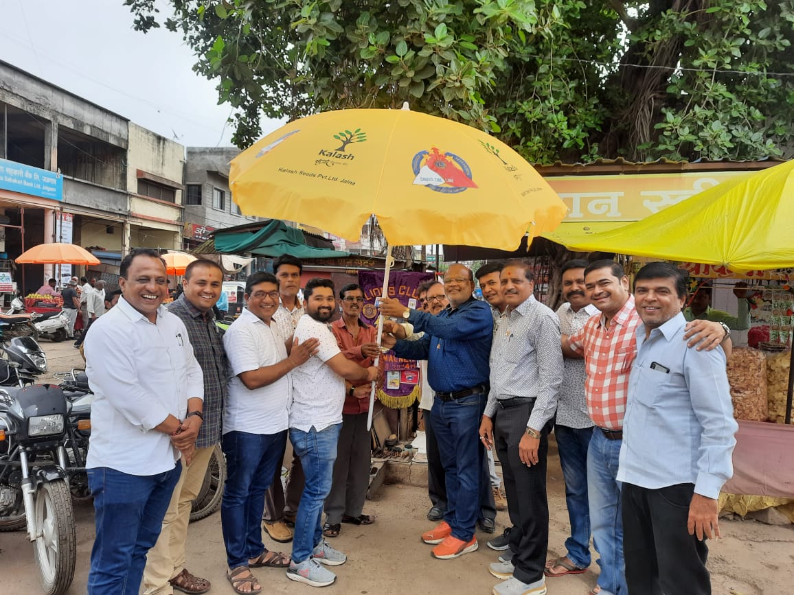 Amalner: छोट्या व्यावसायिक बंधूंना लायन्सची सावली