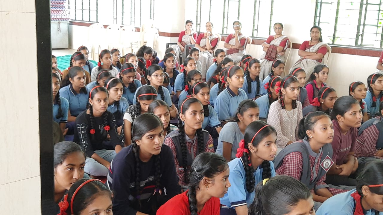 विद्यार्थ्यांच्या सर्वांगीण विकासाठी संत साहित्य महत्वाचे -- प्रा. महेंद्र सोनवणे