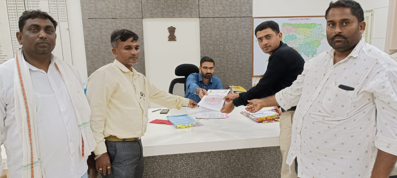 प. सं. पारोळा बीडीओला बडतर्फ करा