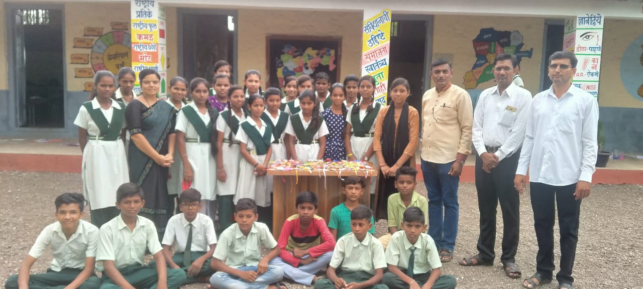 Amalner: विद्यार्थिनींनी बनवल्या जवानांसाठी राख्या.... एक राखी जवानांच्या सन्मानासाठी,मुंदडा विद्यालयाचा उपक्रम