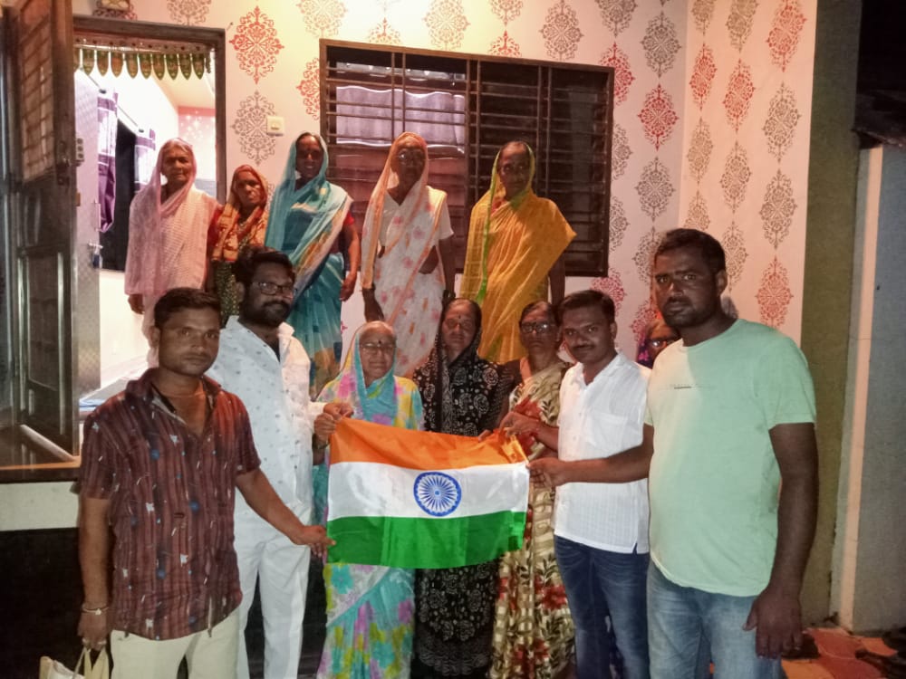 हर घर झेंडा उपक्रम अंतर्गत ग्रामपंचायत सदस्य तेजस पाटील व ज्योती सोनवणे यांनी शिरसाड गावातील वार्ड क्रमांक 4 मध्ये स्वखर्चाने तिरंगा ध्वज वाटप