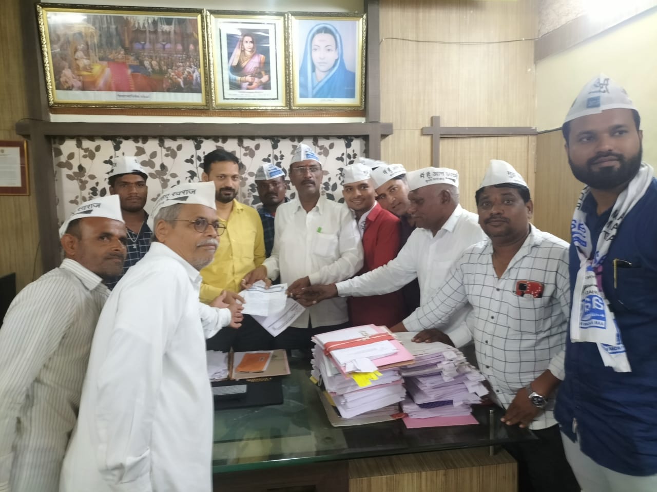 Amalner: अपघाताची वाढती संख्या नियंत्रित करण्यासाठी गतिरोधक बसवा...आम आदमी पार्टीची मागणी