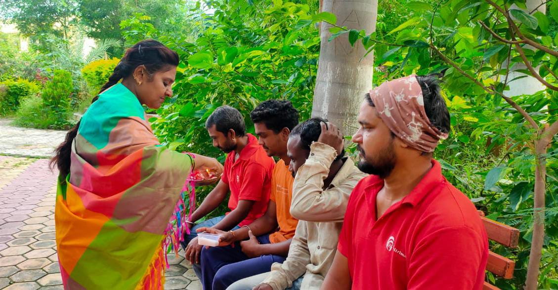 खान्देश नारीशक्ती तर्फे फैजपूरात सफाई कर्मचाऱ्यांना राखी बांधून रक्षाबंधन साजरी