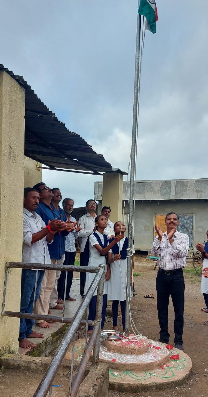 Amalner: देवगांव देवळी हायस्कूलमध्ये अमृत महोत्सव निमित्ताने ध्वजारोहण...