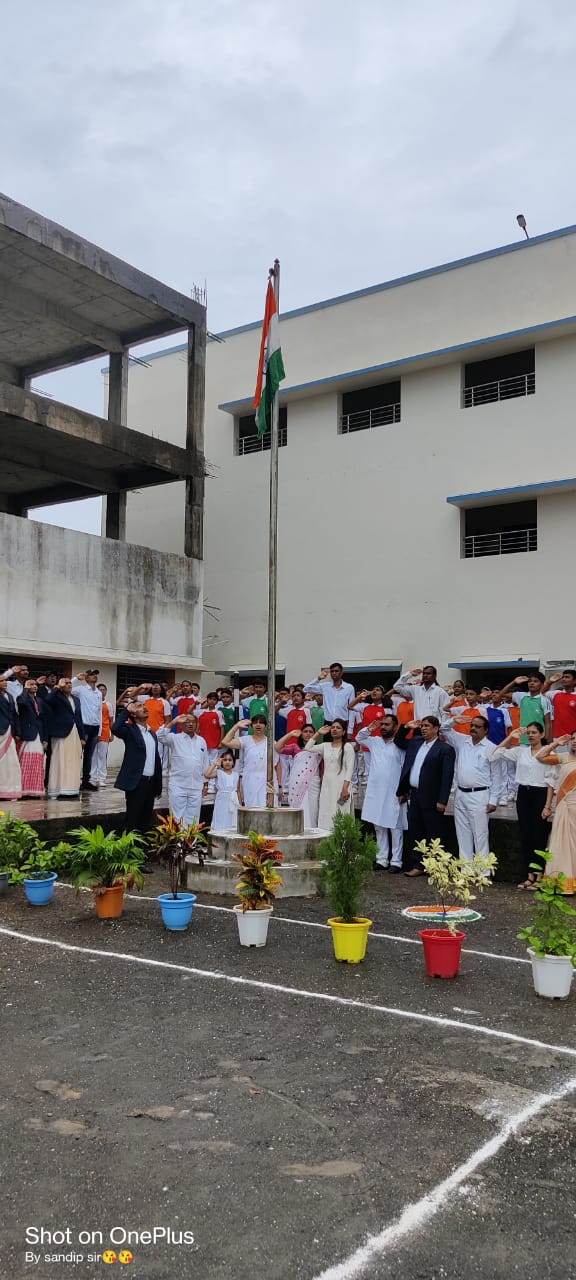 Amalner: ऍड ललिता पाटील इंटरनॅशनल स्कूल येथे गुणवंतांचा गौरव करत ध्वजारोहण