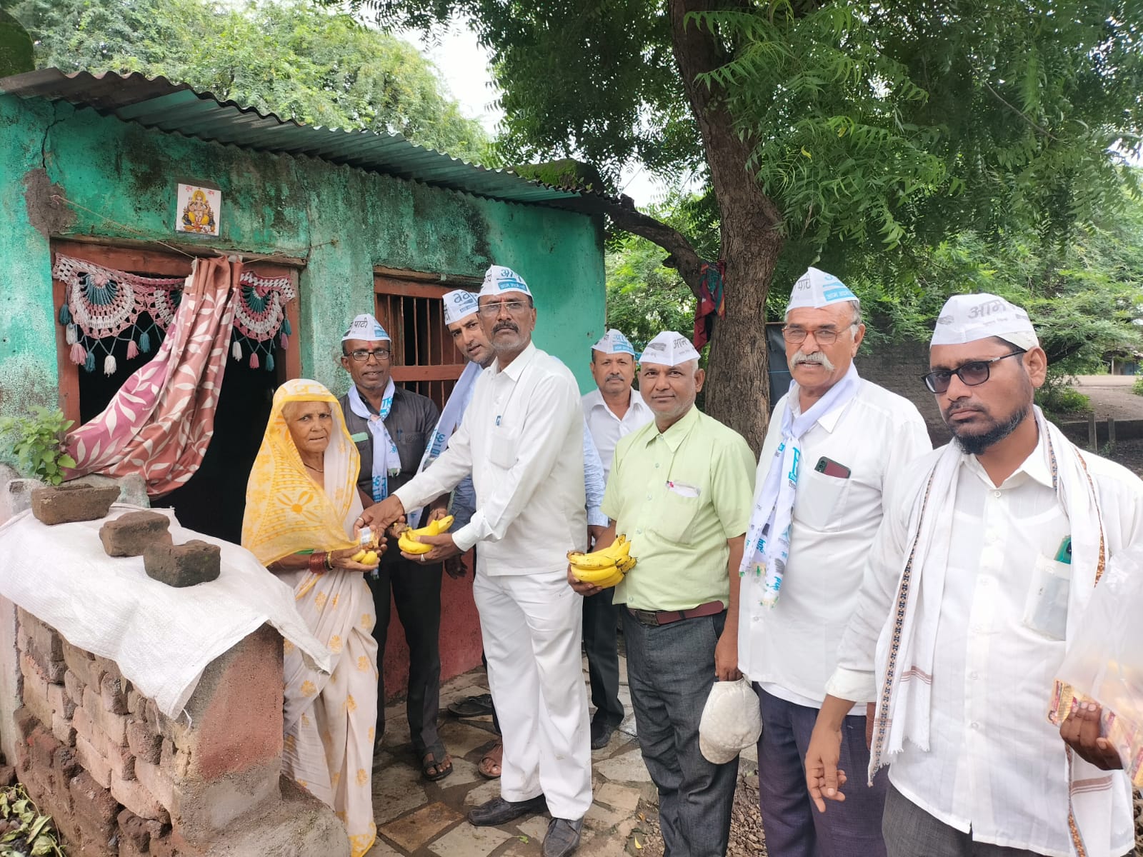 Amalner: वृक्षारोपण व रूग्ण सेवेतून मुख्यमंत्री केजरीवाल यांचा वाढदिवस साजरा