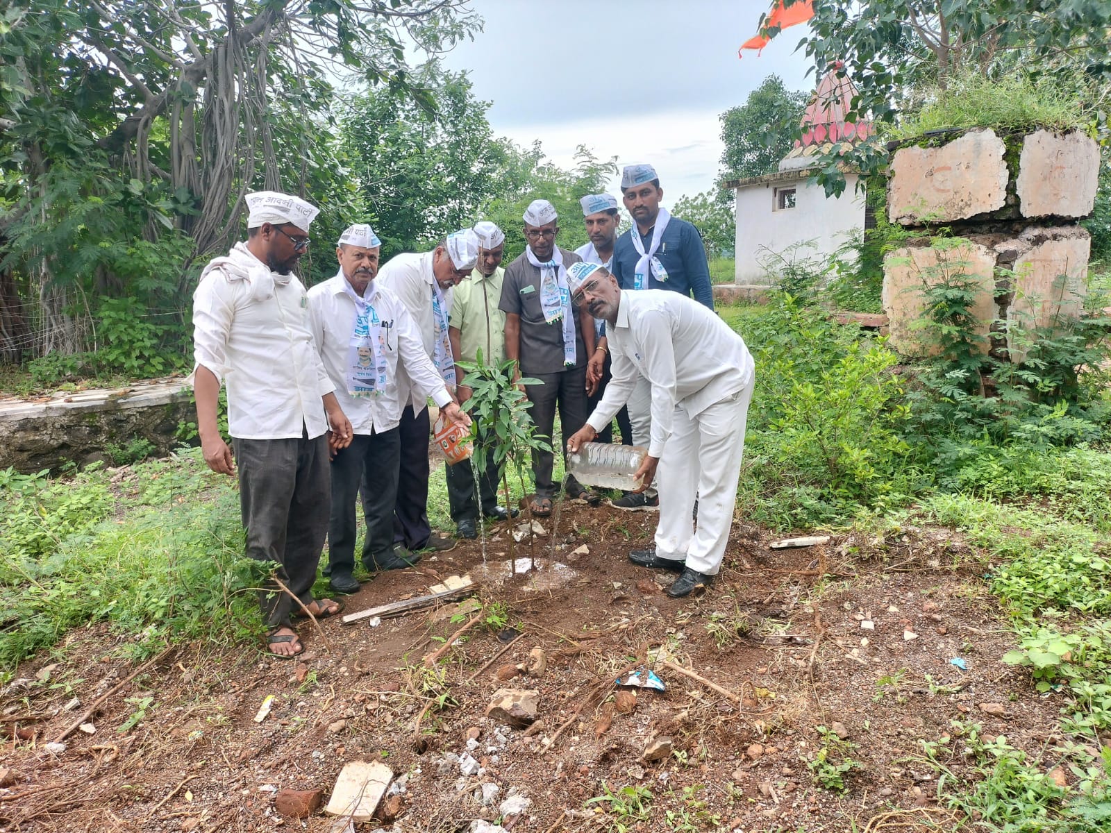 Amalner: वृक्षारोपण व रूग्ण सेवेतून मुख्यमंत्री केजरीवाल यांचा वाढदिवस साजरा