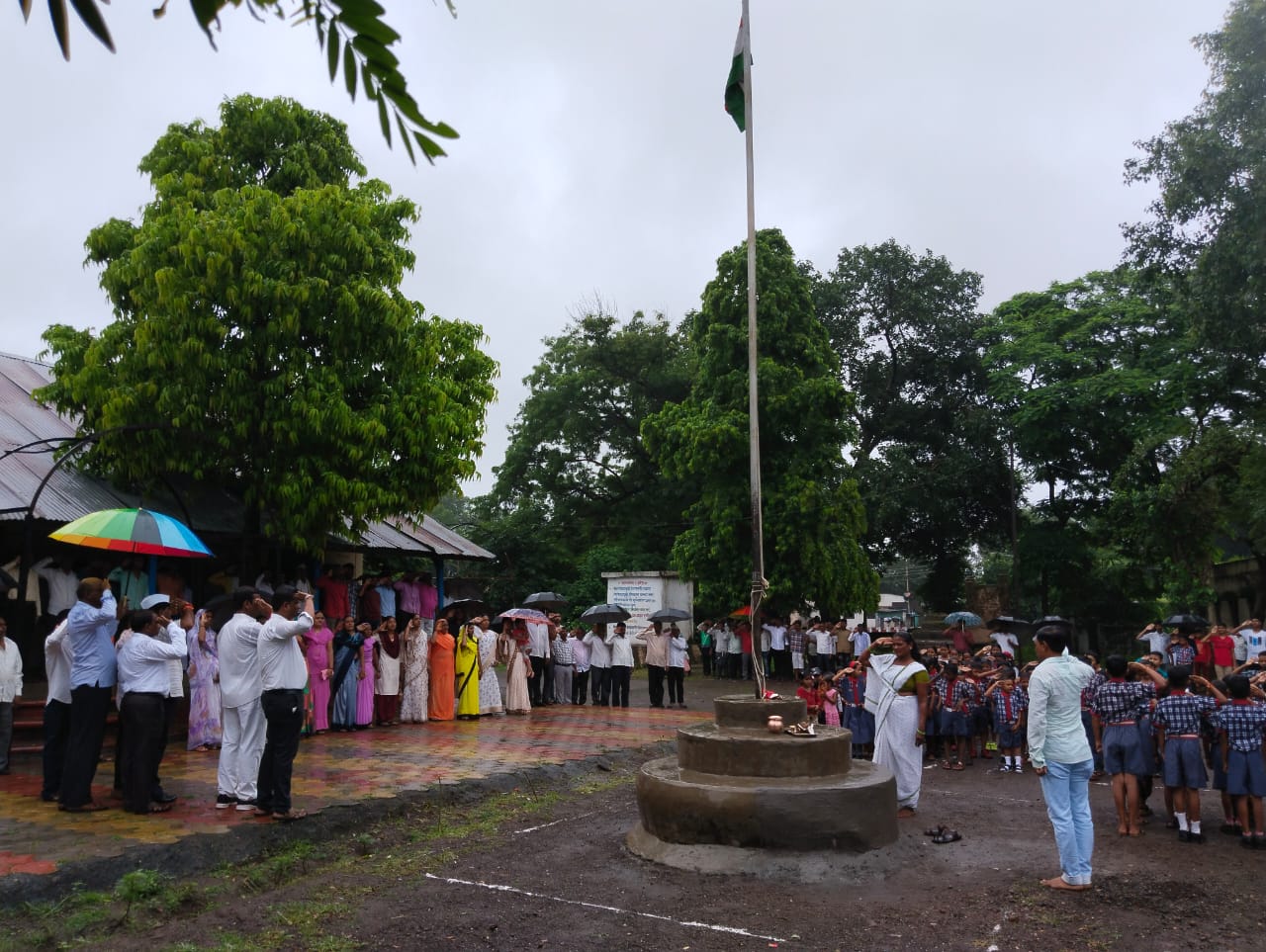 विरावली येथील जि प मराठी मुलांची शाळा येथे हमीदा तडवी ग्रामपंचायत सदस्य यांच्या हस्ते ध्वजारोहण