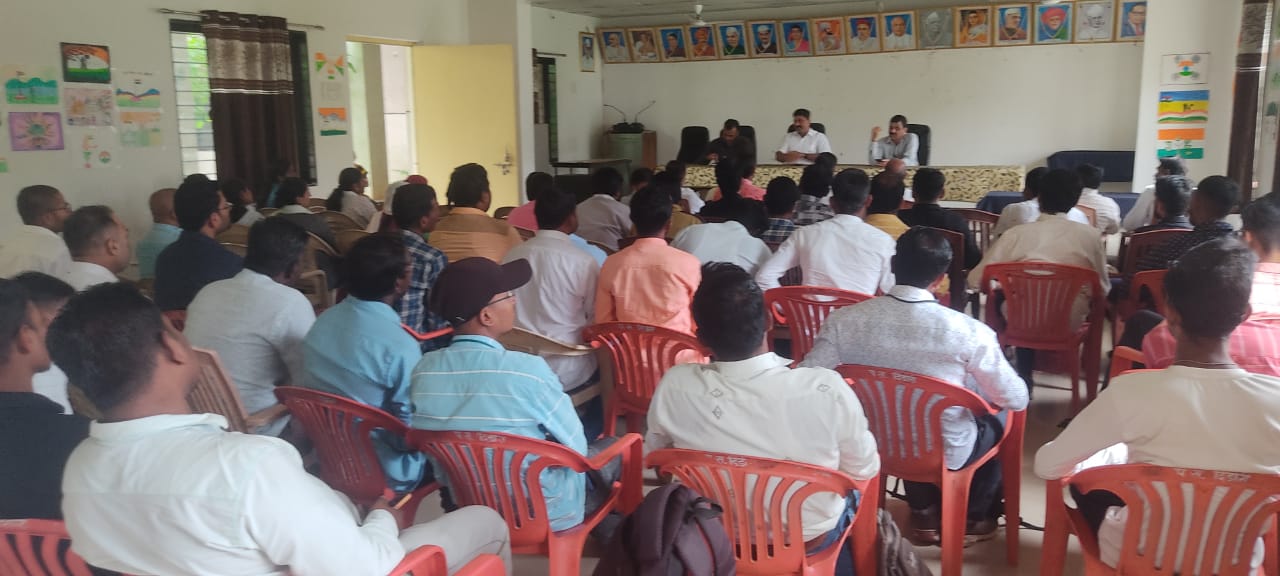 दिंडोरी येथील आपले सरकार सेवा केंद्र व सीएससी व्हॅली चे बैठक संपन्न पी एम किसान केवायसी उद्दिष्ट दोन दिवसात पूर्ण करण्याचे श्री पंकज पवार तहसीलदार यांचेआव्हान