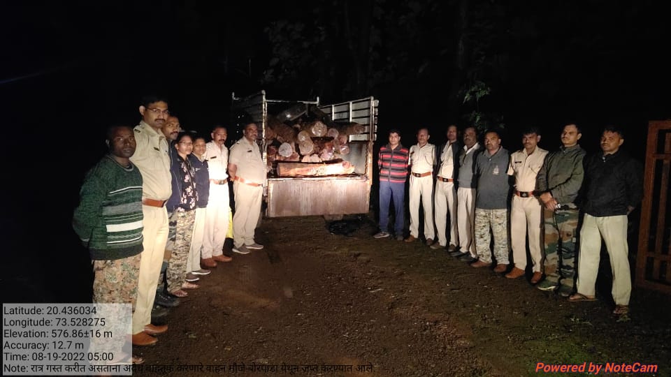 सुरगाणा तालुक्यातील बोरपाडा येते खैराच्या लाकडाचे वीस नग हस्तगत वन विभागाची कारवाई पिक- अप गाडी सह लाकूड जप्त