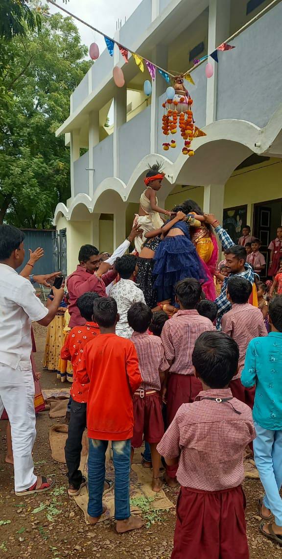 Amalner: सरस्वती विद्या मंदिरशाळेत दहीहंडी उत्सवात साजरी...