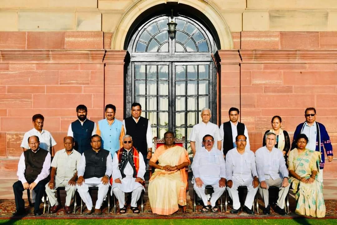 आदिवासींच्या विविध मागण्यांबाबत अखिल भारतीय आदिवासी विकास परिषदेच्या शिष्टमंडळाने महामहिम राष्ट्रपती द्रौपदी मुर्मू यांची घेतली भेट