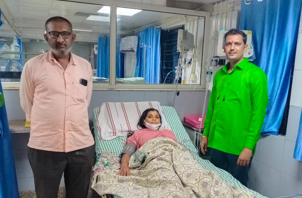 विक्की खोकरेच्या विनामुल्य सेवेमुळे एरंडोलच्या सैनिकाच्या पत्नीला मिळालं जीवनदान...!