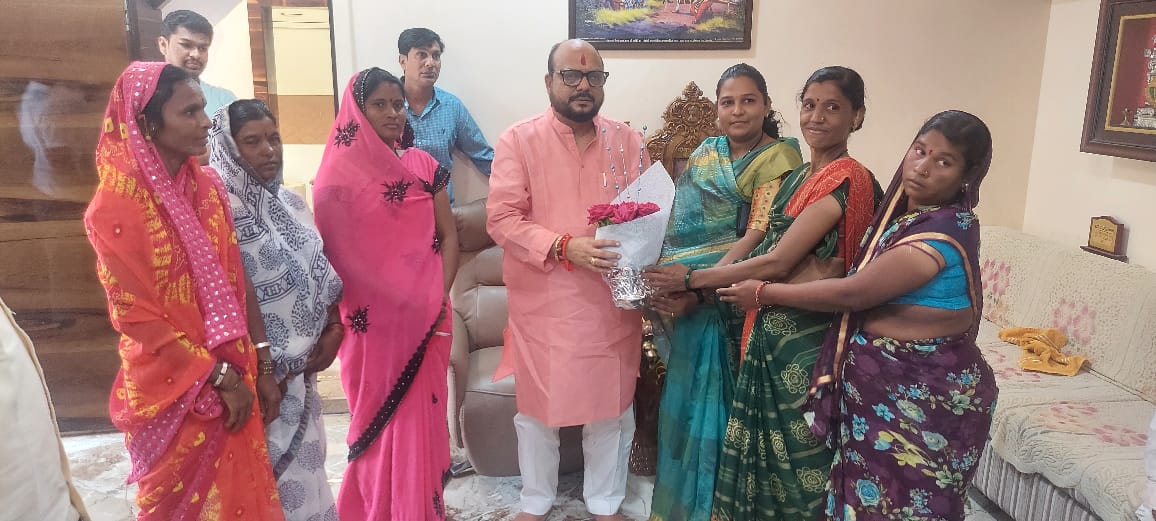 Amalner:अमळनेरात शिवसेनेला खिंडार...तालुक्यातील अनेक पदाधिकारी शिंदे गटात दाखल..ना. गुलाबराव पाटील यांनी केले स्वागत