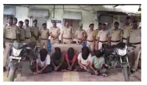 येवला तालुक्यातील अंदरसुल रोड वरील रस्ता लुट प्रकरणाचा येवला तालुका पोलिसांनी लावला छडा; गुजरात मधील पाच आरोपींना अटक,