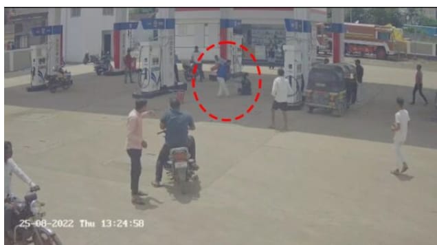 भरदिवसा गजबजलेल्या पाथर्डी येथील पेट्रोल पंपावरील थरार,महिलेवर प्रियकराचा कोयत्याने ‌हल्ला,