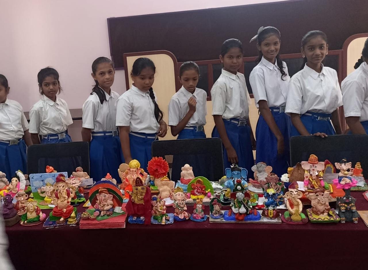 Amalner: द्रौ.रा.कन्याशाळेच्या विद्यार्थिनींनी बनवल्या बाप्पाच्या सुबक मूर्ती