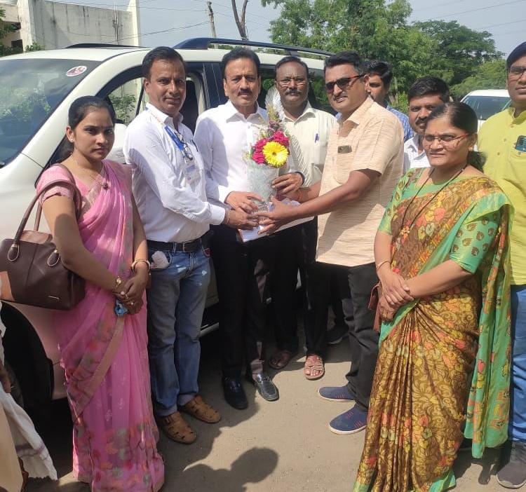 ना गिरीष महाजन यांना मराजीप आरोग्य कर्मचारी संघटने तर्फे निवेदन