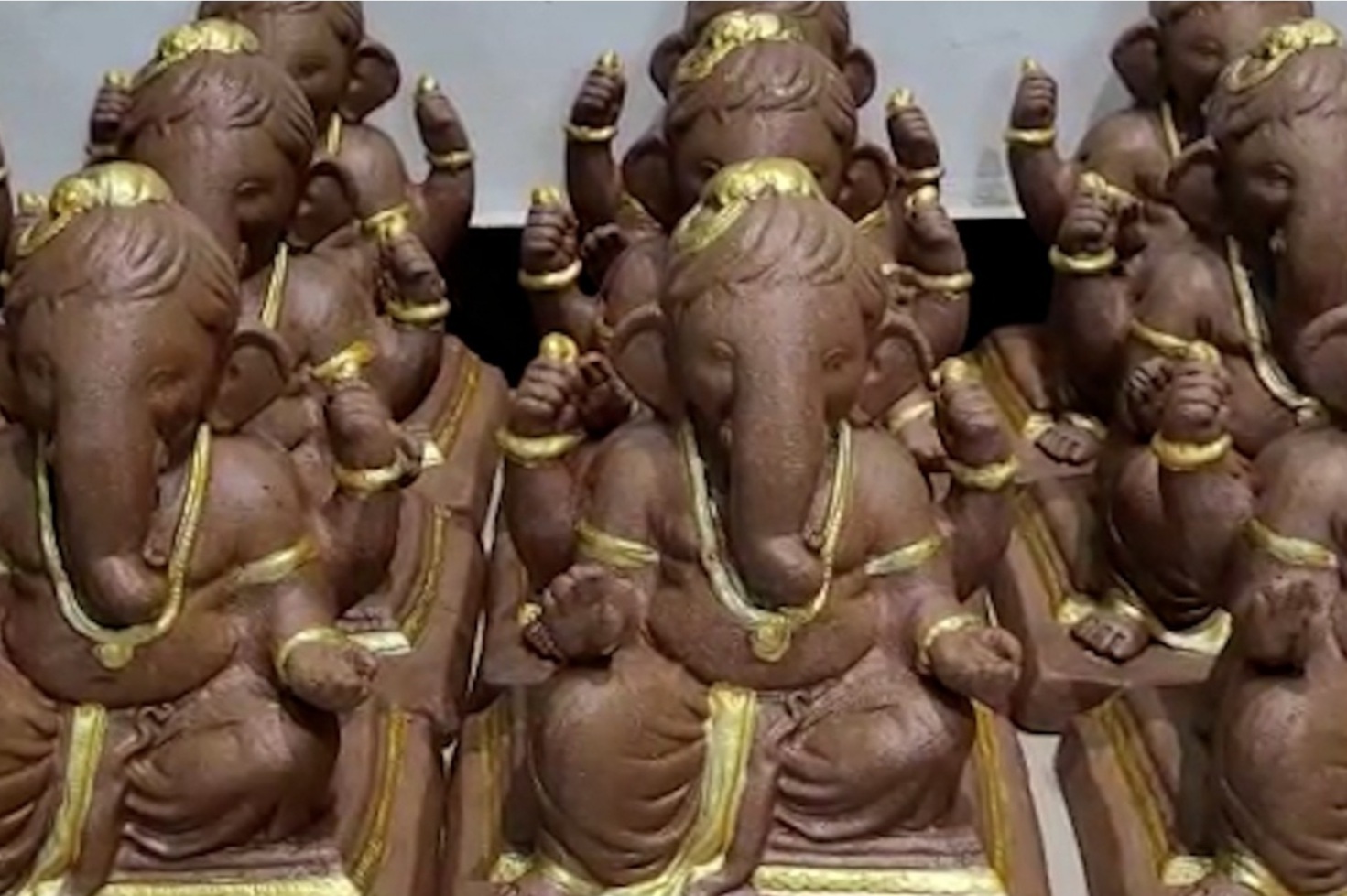 Jalgaon Live: गाईच्या शेणापासून गणपती मूर्ती साकार..!गो शाळेचा अनोखा उपक्रम..!