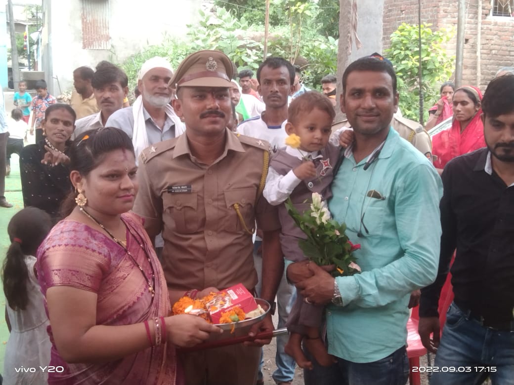 Jalgaon Live...जळगाव जिल्ह्याचे नूतन प्रभारी उपविभागीय पोलीस अधीक्षक दिनेश बैसाळे , नायगाव येथील परिवाराला धावती भेट