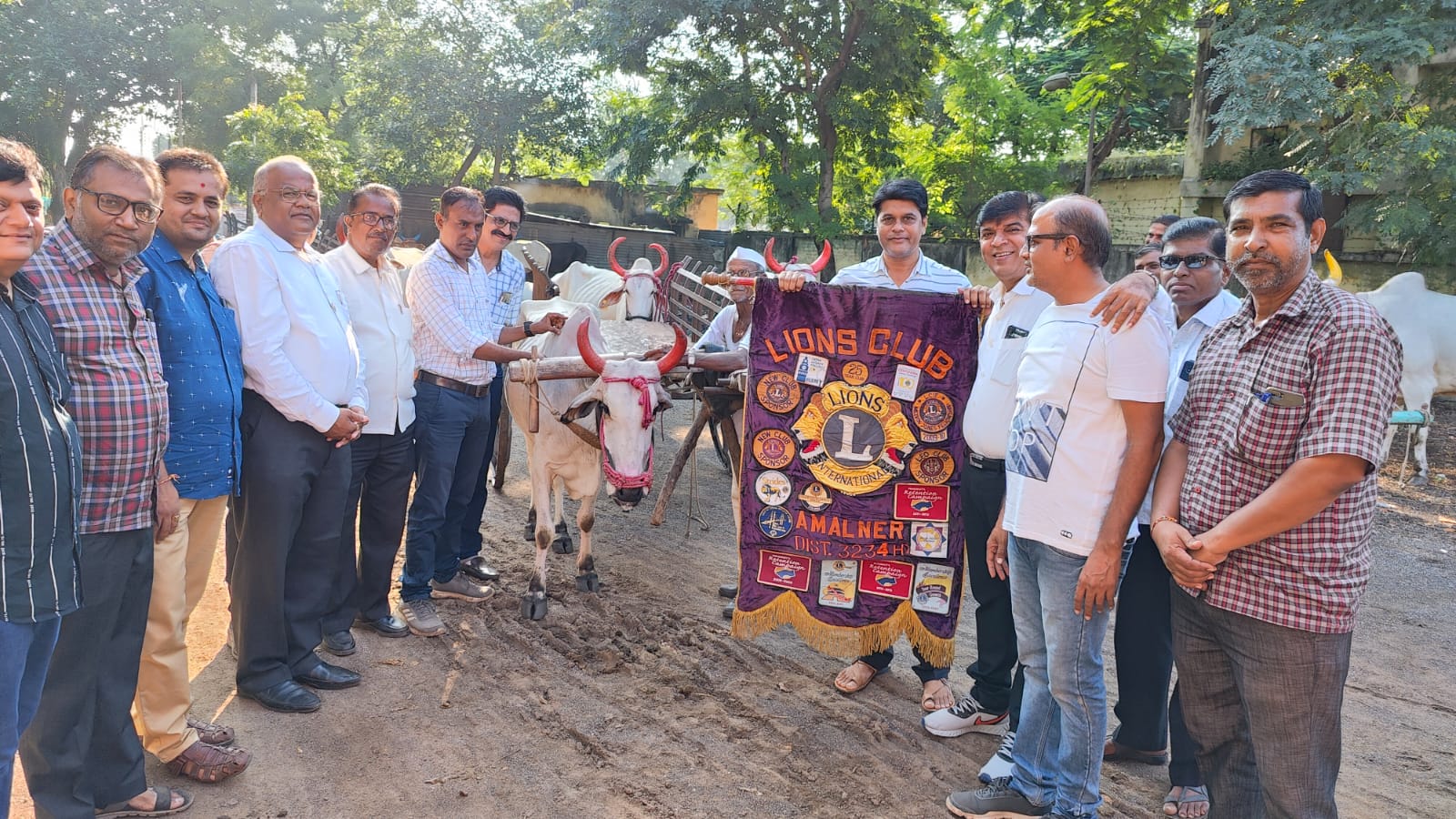 Amalner: मारवड येथे लंपी रोगाचे लसीकरण संपन्न,शेतकऱ्यांचा उत्स्फूर्त प्रतिसाद लायन्स क्लब अमळनेर व मारवड सोसायटीचा संयुक्त उपक्रम