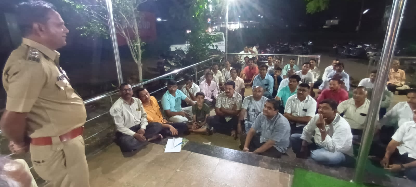 Amalner: वाढत्या चोऱ्यांच्या अनुषंगाने प्रतापनगर येथे उपविभागीय पोलीस अधिकारी राकेश जाधव यांनी नागरिकांची घेतली बैठक..