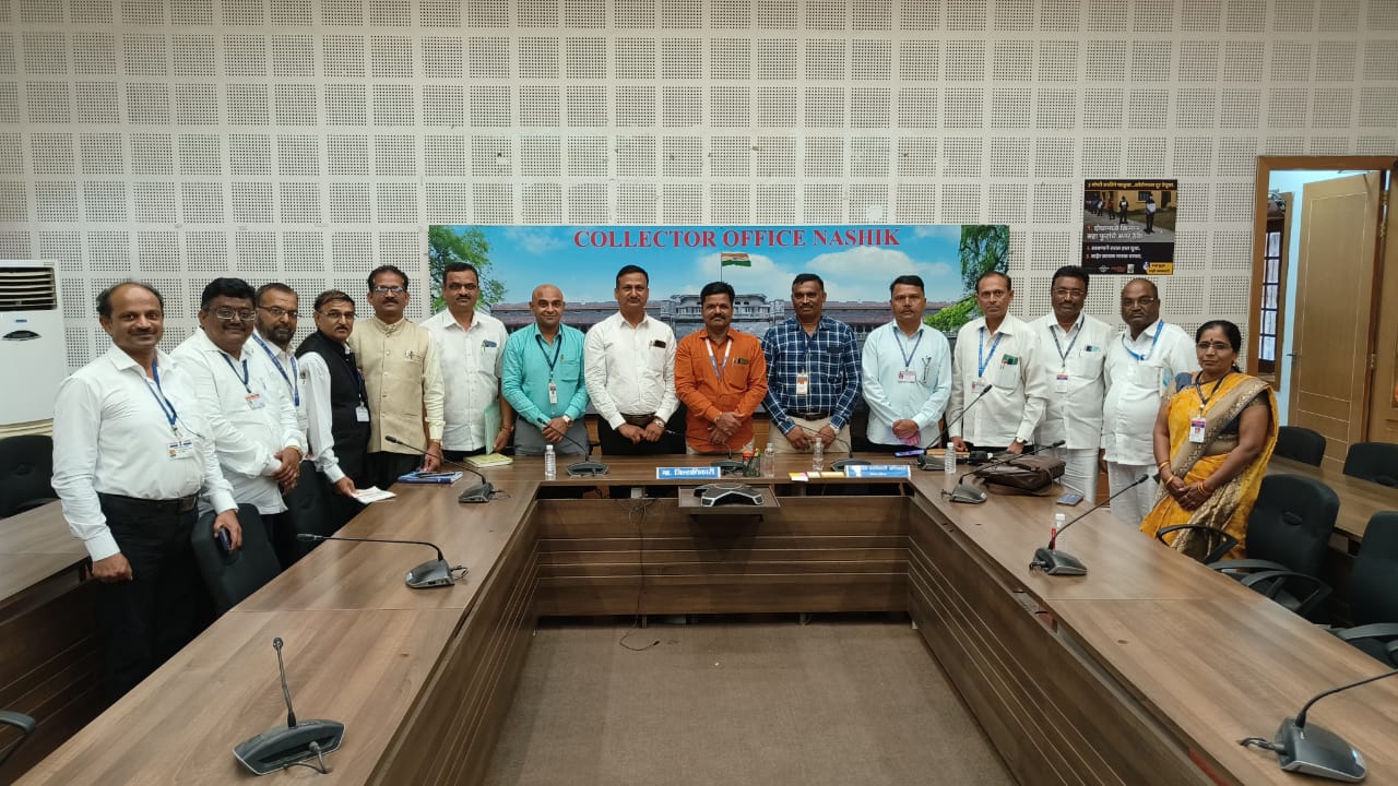 जिल्हा अधिकारी कार्यालय येते मुख्यमंत्री यांच्याशी संवाद कार्यक्रमात सुरगाणा तालुक्यातून शिक्षक प्रतिनिधी रतन चौधरी यांनी मांडले प्रश्न