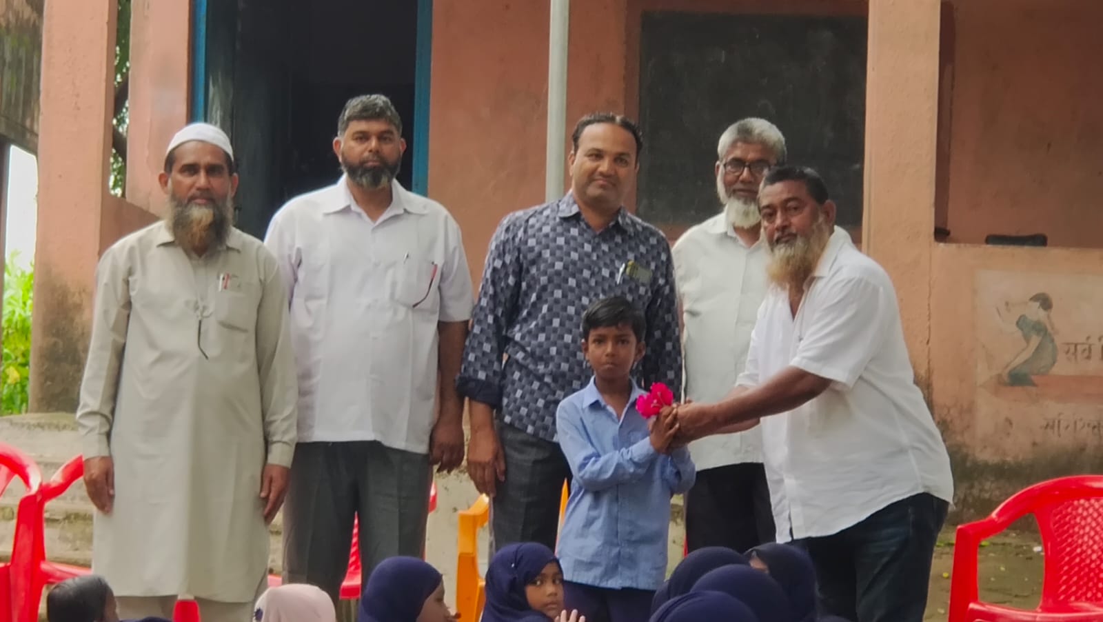 हिंगोणा जि .प . उॅर्दु शाळेत शिक्षक दिना निमित्त विद्यार्थांचे सत्कार