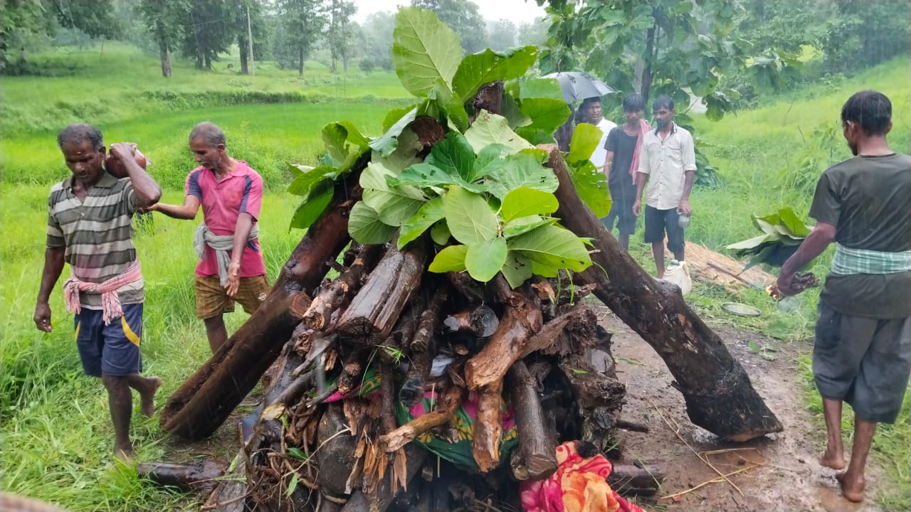 लोकप्रतीनिधी आणि प्रशासकीय अधिकारी यांना येणार कधी जाग?सुरगाणा तालुक्यातील चंद्रपूरमध्ये भरपावसात सागाच्या पानाखाली अंत्यसंस्कार करण्याची वेळ का?